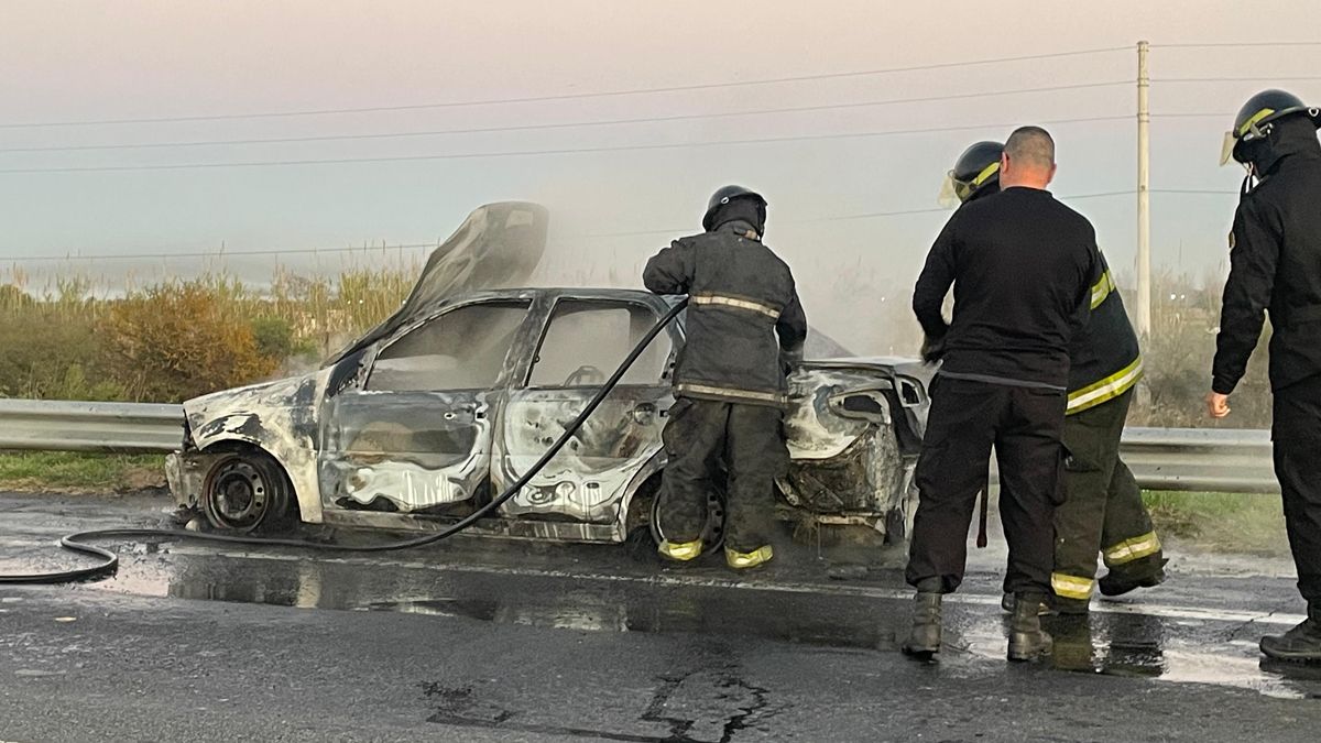 Un auto se incendió completamente en la autopista Rosario - Santa Fe