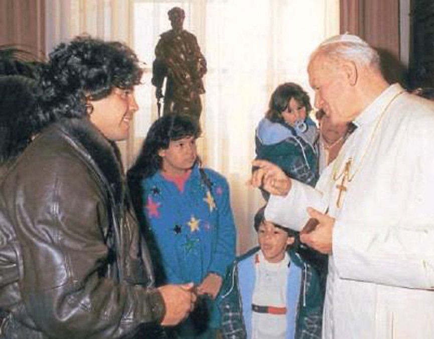 El Papa Juan Pablo II bendijo a Dalma Maradona.