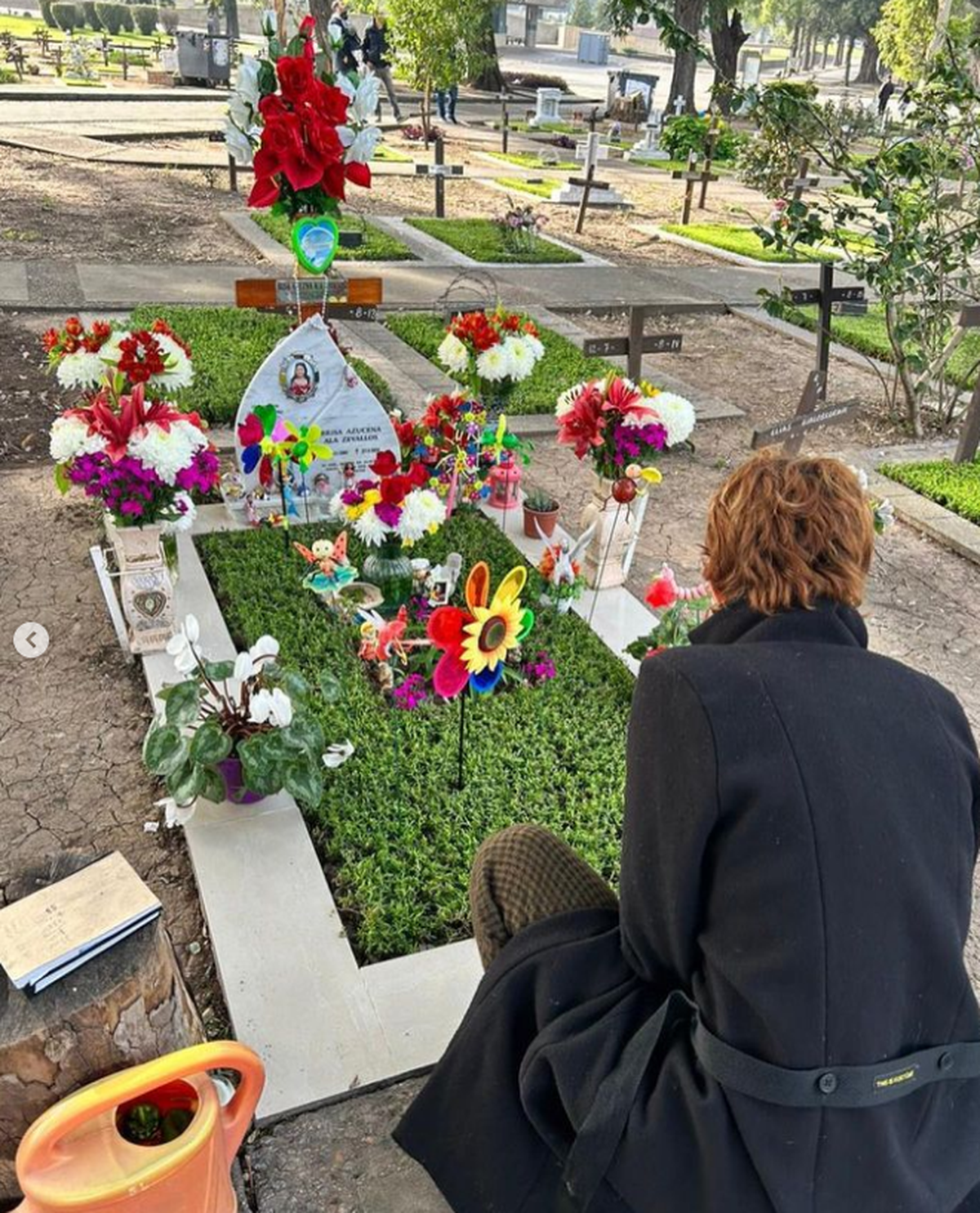 A Sofía Gala le gusta visitar cementerios en su tiempo libre. A Sofía Gala le gusta visitar cementerios en su tiempo libre.