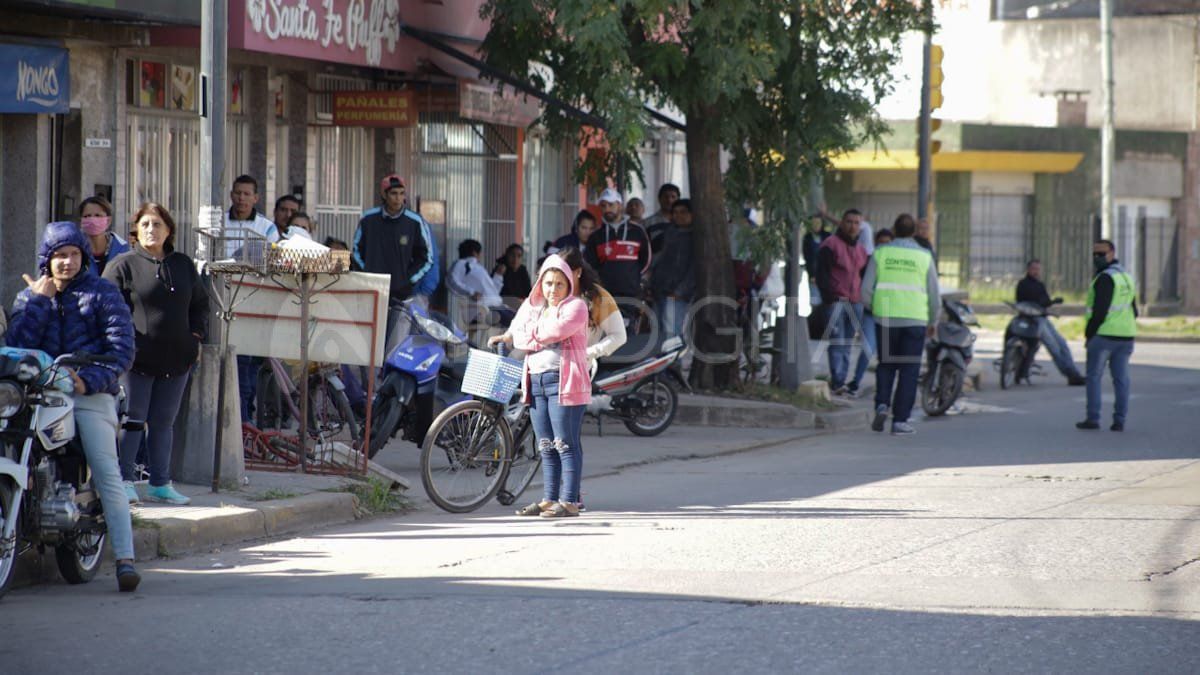Carentena en jaque- gran cantidad de gente y muchos no respetan la distancia establecida para evitar el contagio de coronavirus