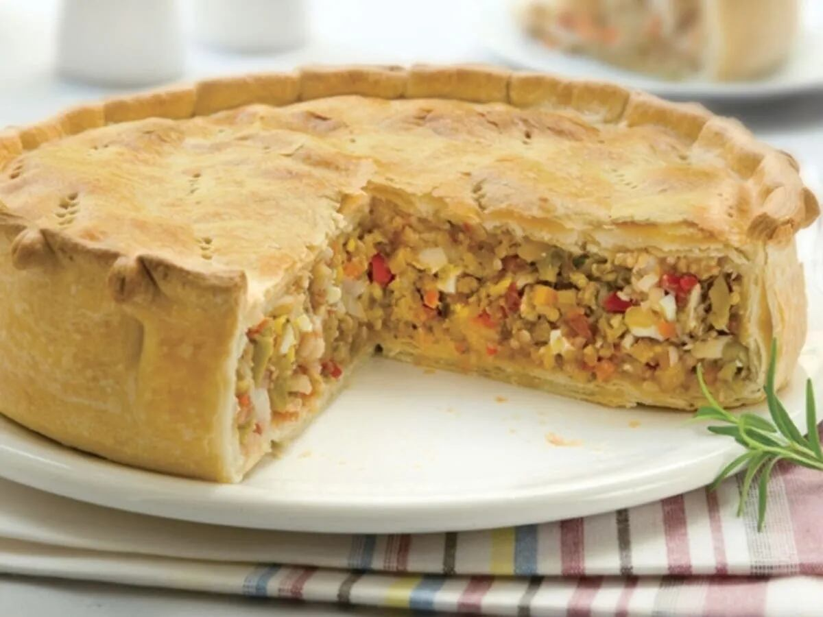 La tarta de atún y pollo es una buena alternativa para hacer en casa y disfrutar en familia. La tarta de atún y pollo es una buena alternativa para hacer en casa y disfrutar en familia.