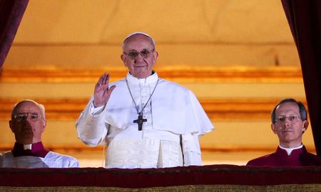Recen por mí, fue la frase célebre de Francisco cuando salió por primera vez al balcón de la Plaza San Pedro, el 13 de marzo del 2013. Recen por mí, fue la frase célebre de Francisco cuando salió por primera vez al balcón de la Plaza San Pedro, el 13 de marzo del 2013.