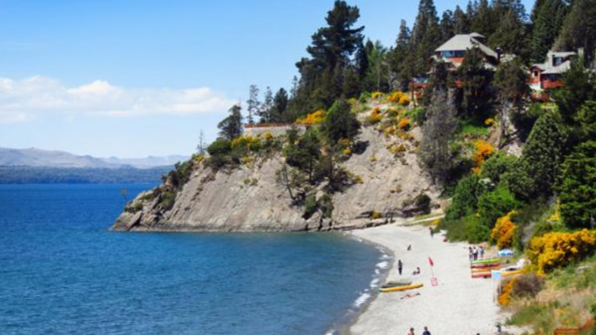 A orillas del Lago Nahuel Huapi se encuentran numerosas playas que son perfectas para disfrutar en verano. A orillas del Lago Nahuel Huapi se encuentran numerosas playas que son perfectas para disfrutar en verano.