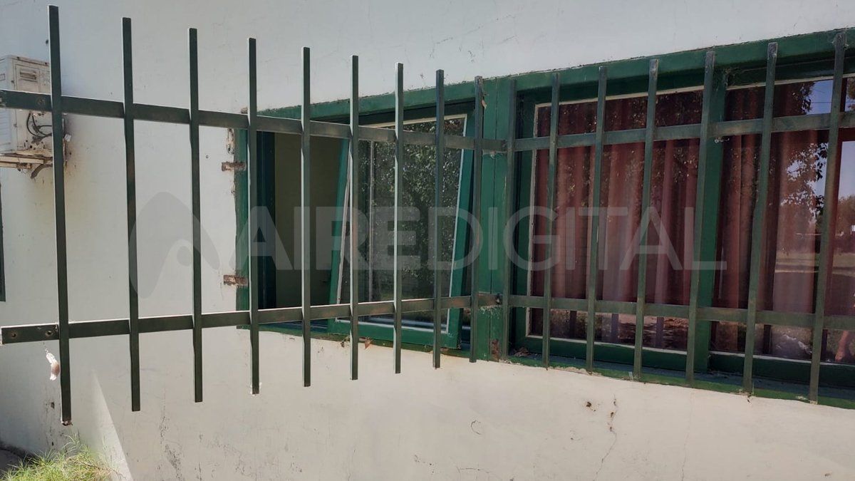 Los delincuentes barretearon ventanas para ingresar y robar las herramientas de la escuela.