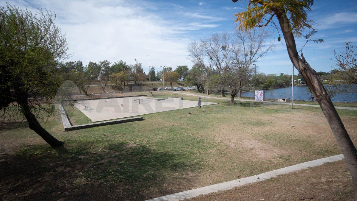 Hoy las tareas de limpieza continúan y los santafesinos que recorren el parque a diario pueden ver las máquinas trabajando en la orilla del lago en donde antes solo había maleza. Hoy las tareas de limpieza continúan y los santafesinos que recorren el parque a diario pueden ver las máquinas trabajando en la orilla del lago en donde antes solo había maleza.