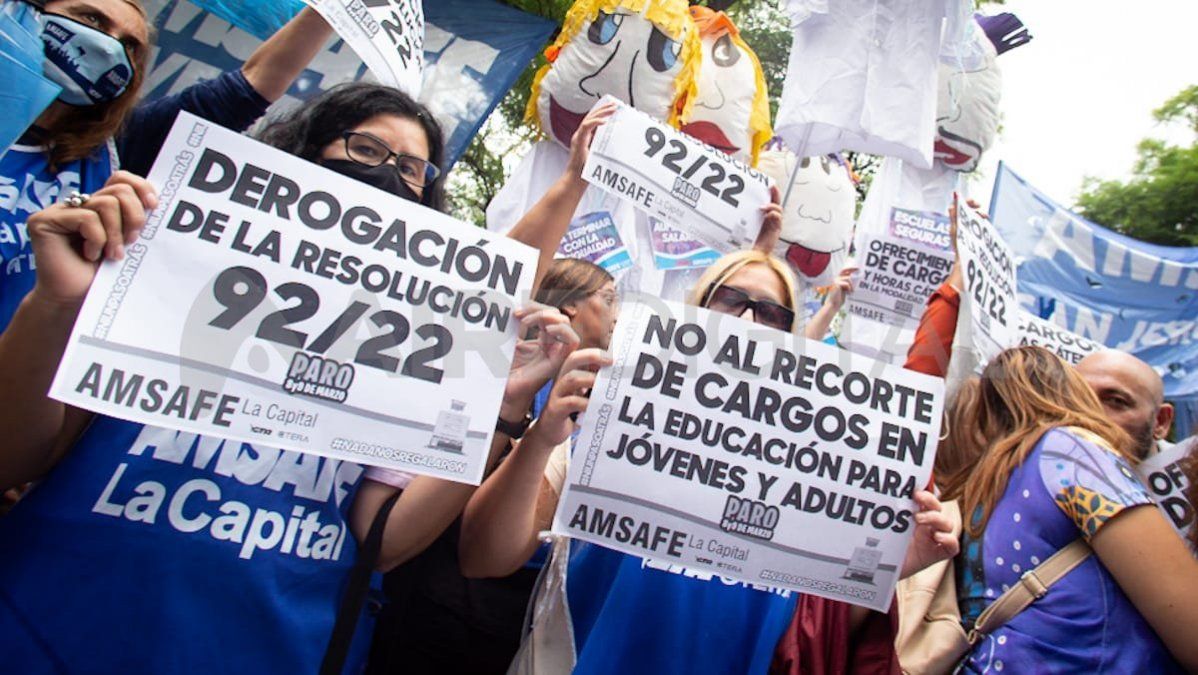 Paritarias en Santa Fe: los gremios de la Educación piden que sean contempladas las particularidades de los cargos docentes y sus sueldos, además de otros reclamos vinculados a las condiciones de trabajo.