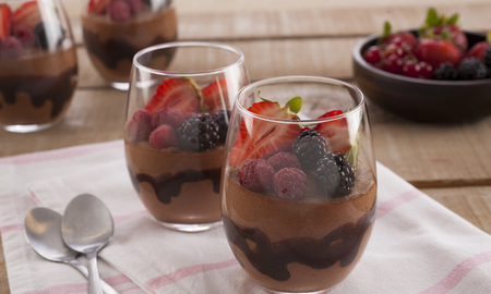 Cómo hacer un postre de frutilla y chocolate, la receta más fácil de todas Cómo hacer un postre de frutilla y chocolate, la receta más fácil de todas