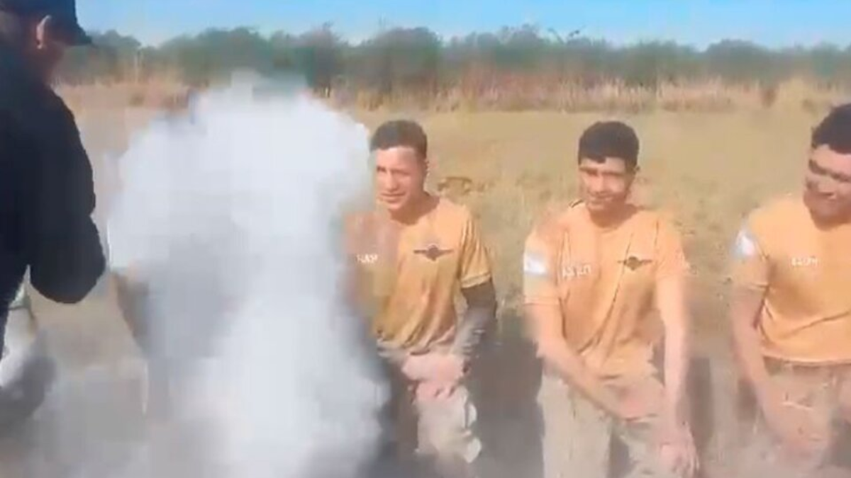 El peligroso bautismo a 35 paracaidistas del Ejército: les arrojaron cal viva y sidra