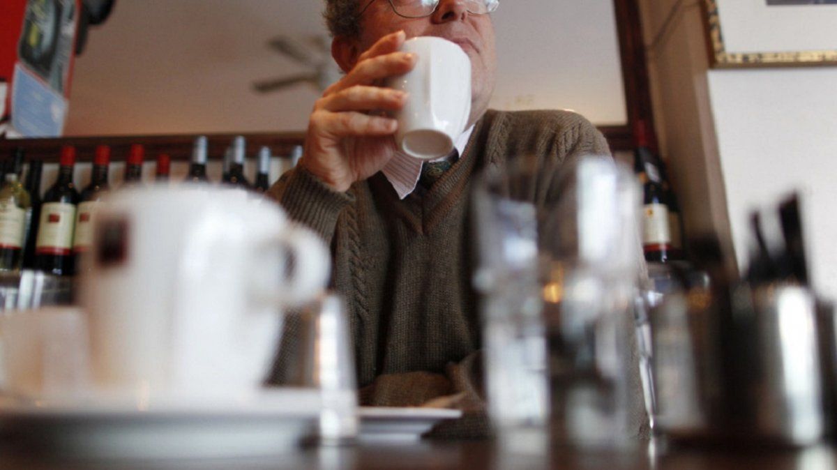 Entró a un bar a tomar un café, tuvo una premonición y se transformó en millonario