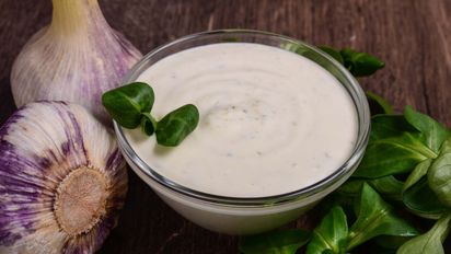 Cómo lograr la salsa de ajo cremosa que todos llaman alioli (y casi nadie prepara bien)