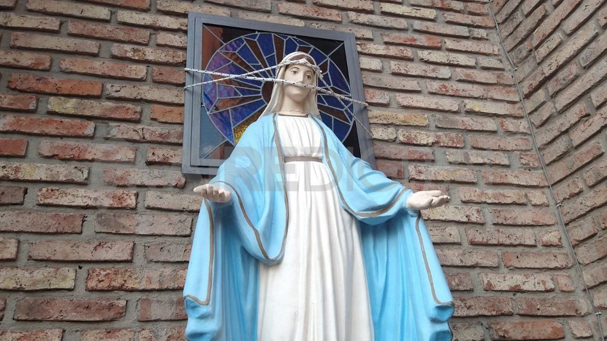 La figura de la virgen en la Catedral de Santa Fe fue restaurada tras el acto vandálico