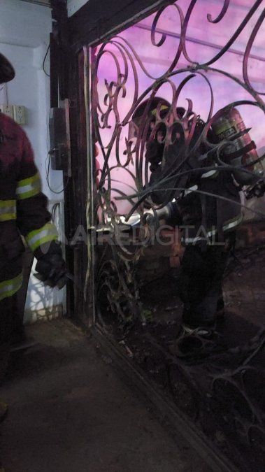 La policía descalzó la puerta de ingreso y rompió la puerta del garage para poder acceder a la vivienda.