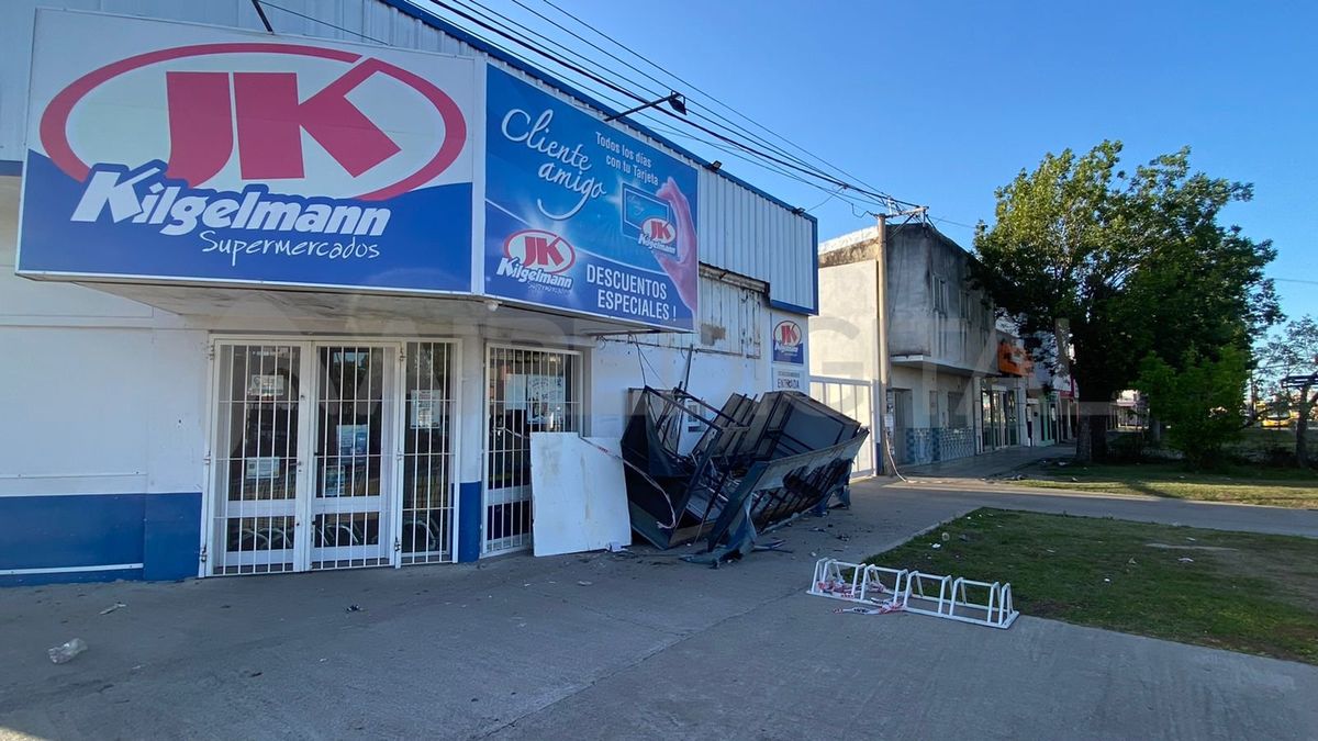 La estructura se desplomó el lunes por la mañana sobre la vereda de Aristóbulo del Valle 5900.