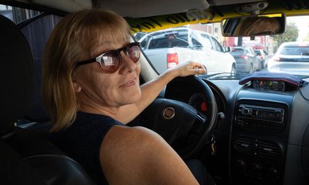 susana carballo: la taxista santafesina al volante de su destino susana carballo: la taxista santafesina al volante de su destino
