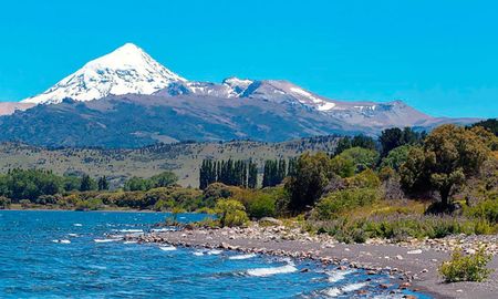 Lahuen Co ofrece pozones termales naturales en plena cordillera, dentro del Parque Nacional Lanín. Lahuen Co ofrece pozones termales naturales en plena cordillera, dentro del Parque Nacional Lanín.