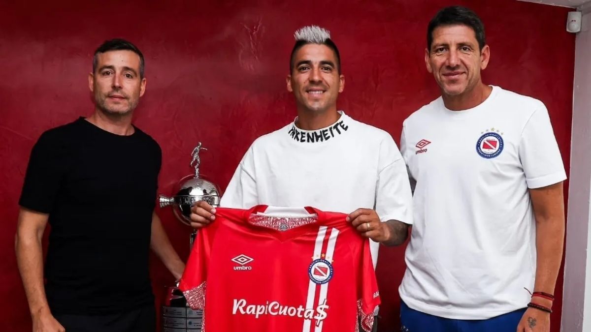 Leandro Fern&aacute;ndez fue presentado oficialmente como nuevo refuerzo de Argentinos Juniors.