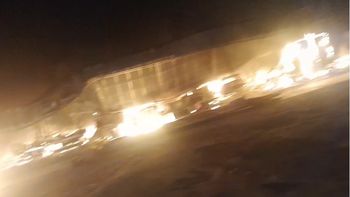 Voraz incendio en un depósito de camiones en la Ruta Provincial 1