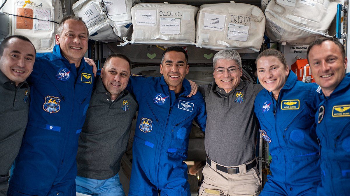 Los siete miembros de la tripulación de la Expedición 66, de izquierda a derecha, Pyotr Dubrov de Roscosmos; el astronauta de la Nasa Thomas Marshburn; Anton Shkaplerov de Roscosmos; los astronautas de la Nasa Raja Chari, Mark Vande Hei y Kayla Barron; y el astronauta de la ESA Matthias Maurer.