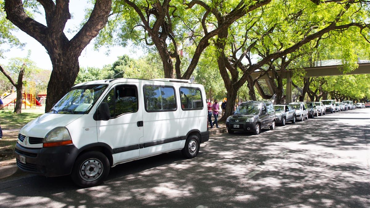 Los transportistas municipales se concentraron en la costanera oeste santafesina para dirigirse en caravana hacia la Municipalidad de Santa Fe.