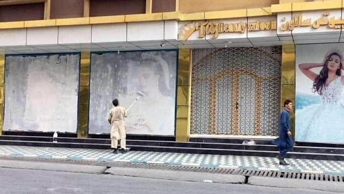 As&iacute; ocultan los rostros femeninos en las calles de Afganist&aacute;n tras el regreso del r&eacute;gimen talib&aacute;n.&nbsp;