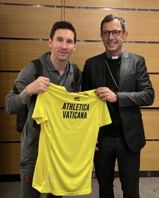Lionel Messi recibe el regalo del Papa Francisco a través de Emmanuel Gobilliard.
