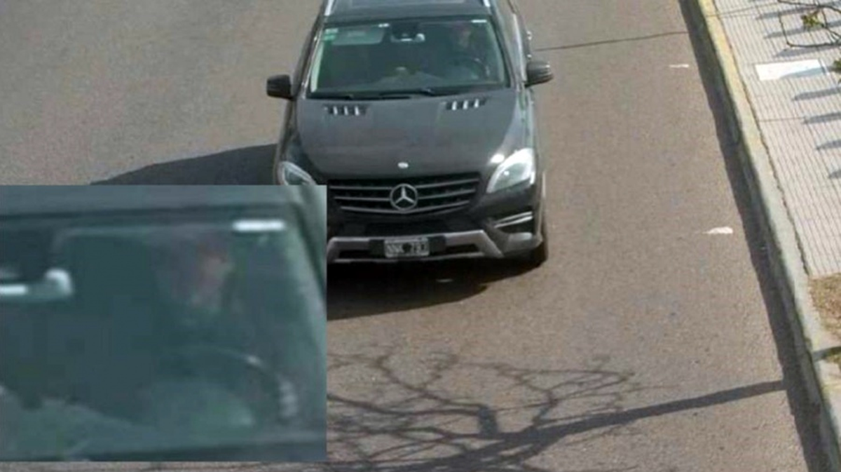 Se sospecha que durante los “siete minutos” que Del Río permaneció en el interior de su vehículo pudo haber estado acomodando elementos incriminatorios y cambiándose de ropa / Foto: Captura Cámara Vial.