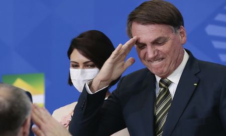 Jair Bolsonaro sancionó la Ley de Sociedad Anónima Deportiva que encamina la transformación jurídica de los clubes de ese país a un modelo de privatización. Jair Bolsonaro sancionó la Ley de Sociedad Anónima Deportiva que encamina la transformación jurídica de los clubes de ese país a un modelo de privatización.