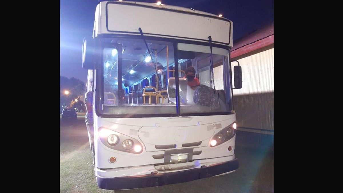 Los efectivos divisaron dos colectivos con una gran cantidad de personas