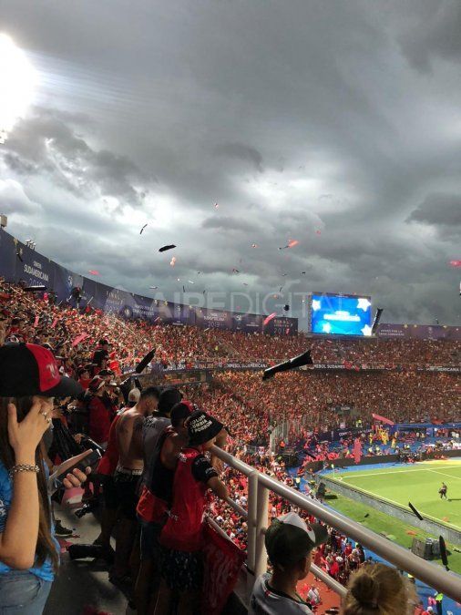 Los hinchas de Colón vistieron de rojo y luto el estadio La Nueva Olla de Asunción