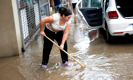 Sin luz ni agua, incomunicados y tratando de rescatar lo que quedó en pie, el día después en Bahía Blanca Sin luz ni agua, incomunicados y tratando de rescatar lo que quedó en pie, el día después en Bahía Blanca