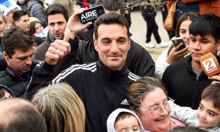 La decisión que tomó Lionel Scaloni mientras saludaba a los fanáticos y vecinos en Pujato. La decisión que tomó Lionel Scaloni mientras saludaba a los fanáticos y vecinos en Pujato.