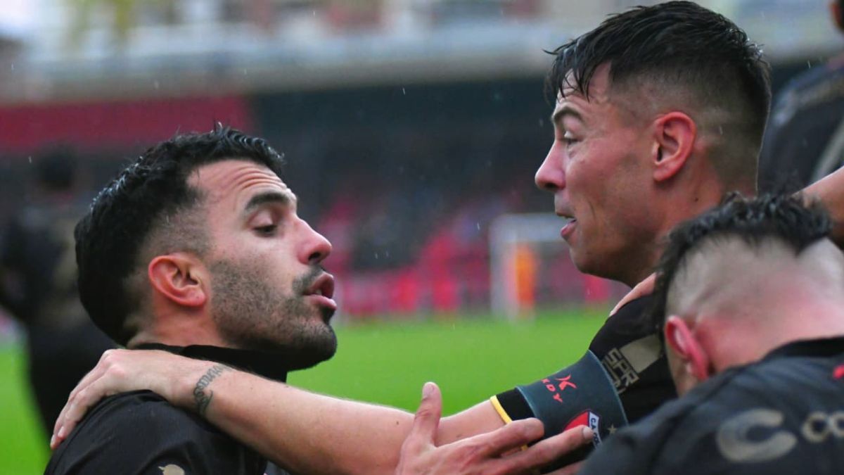 Colón superó a Defensores de Belgrano por 3 a 0 con goles de Federico Rasmussen (PT 9), Pier Barrios (PT 21) y Julián Marcioni (ST 3).