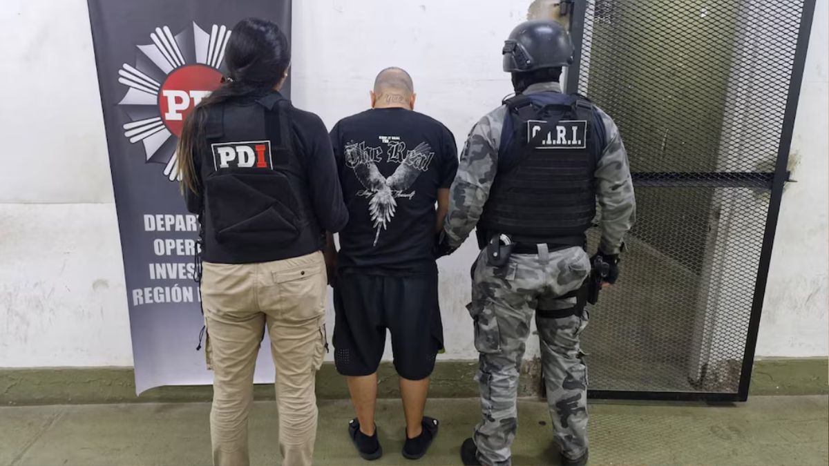 Los sospechosos fueron detenidos en 10 allanamientos en Villa Gobernador Gálvez. Los sospechosos fueron detenidos en 10 allanamientos en Villa Gobernador Gálvez.