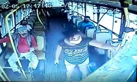 Una pasajera acuchilló a un colectivero porque le pidió que use barbijo Una pasajera acuchilló a un colectivero porque le pidió que use barbijo