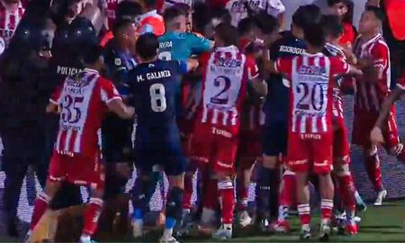Rubén Botta festejó de cara a los hinchas tatengues y los futbolistas de Unión se le fueron al humo. Rubén Botta festejó de cara a los hinchas tatengues y los futbolistas de Unión se le fueron al humo.