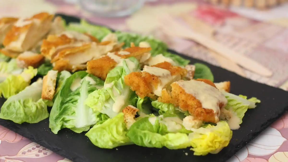 La ensalada César es una de las más frescas y ricas. La ensalada César es una de las más frescas y ricas.