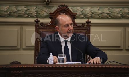 A través del decreto N° 373 el gobernador Omar Perotti redujo su salario en un 50%, y el de los funcionarios que integran su gabinete entre un 40% a 25%. La medida se aplicará en los haberes de abril, mayo y junio. A través del decreto N° 373 el gobernador Omar Perotti redujo su salario en un 50%, y el de los funcionarios que integran su gabinete entre un 40% a 25%. La medida se aplicará en los haberes de abril, mayo y junio.