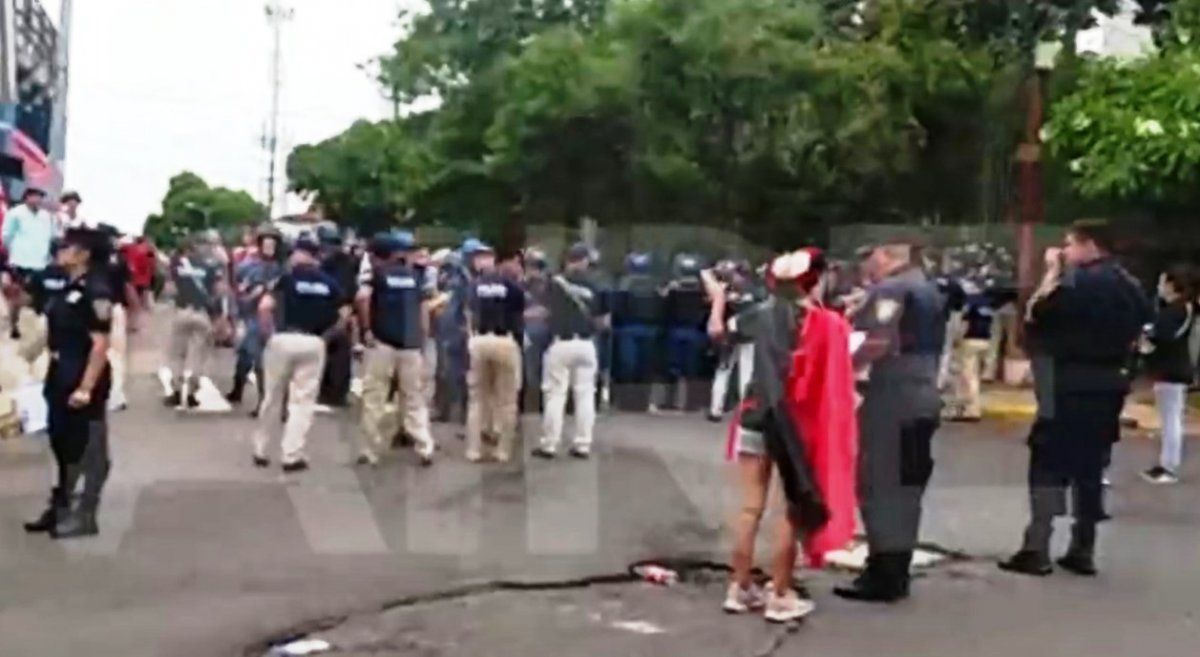 Detuvieron a más de 30 hinchas de Colón en Paraguay.