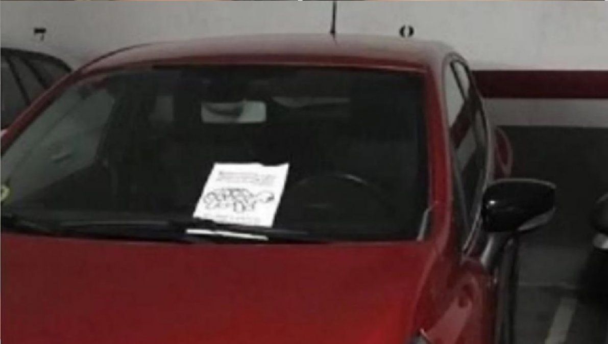 Estacionó mal el auto y le dejaron una nota para colorear que se volvió viral en las redes