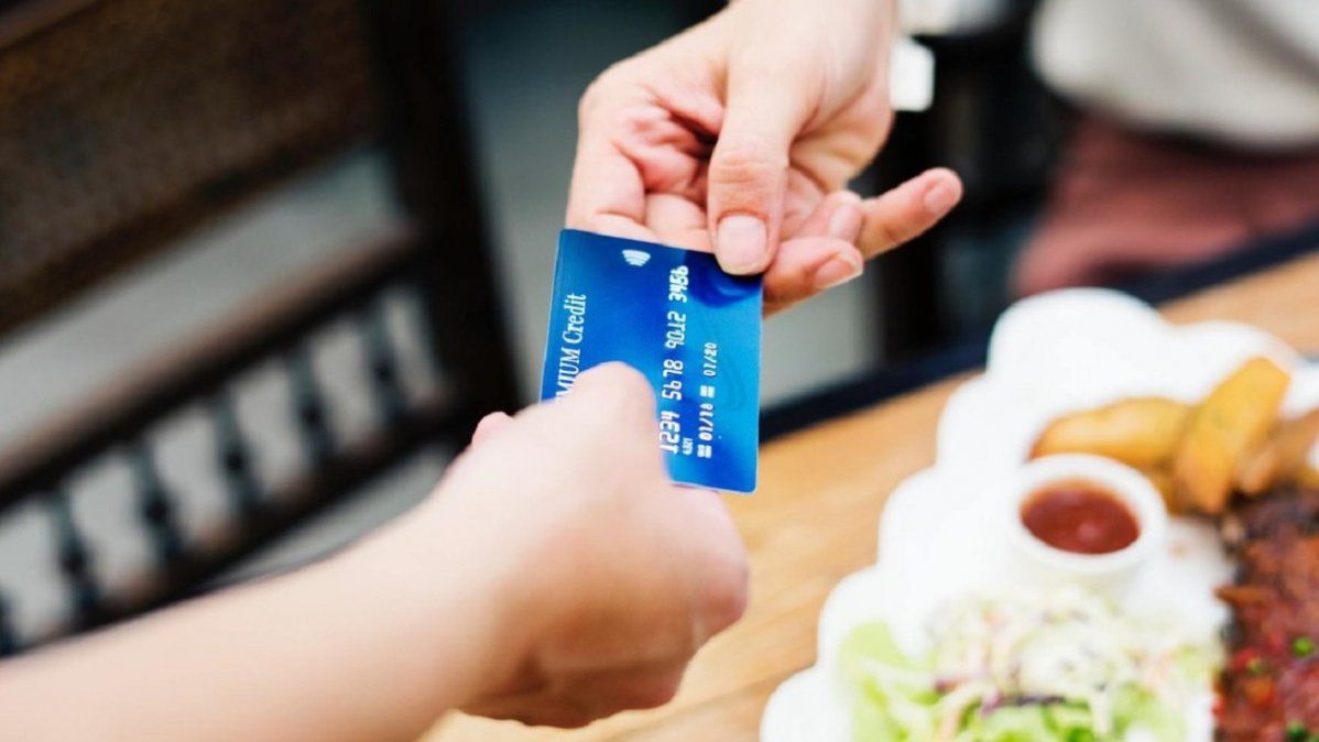 Se levantó el aislamiento, fue a la reinauguración de un restaurante y dejó 1.300 dólares de propina