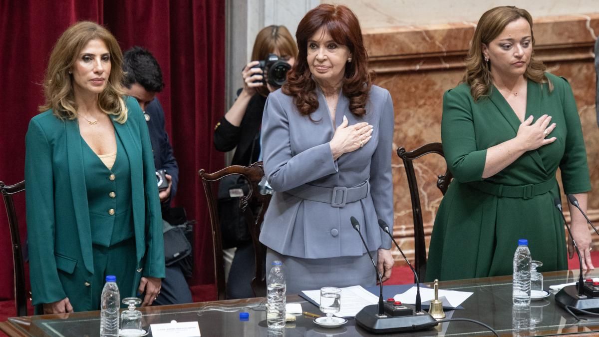 La Asamblea fue presidida por Fernández de Kirchner, junto a la titular de la Cámara baja, Cecilia Moreau, y la presidenta provisional del Senado, Claudia Ledesma Abdala de Zamora, y se realizó en el recinto de sesiones de la Cámara de Diputados. La Asamblea fue presidida por Fernández de Kirchner, junto a la titular de la Cámara baja, Cecilia Moreau, y la presidenta provisional del Senado, Claudia Ledesma Abdala de Zamora, y se realizó en el recinto de sesiones de la Cámara de Diputados.