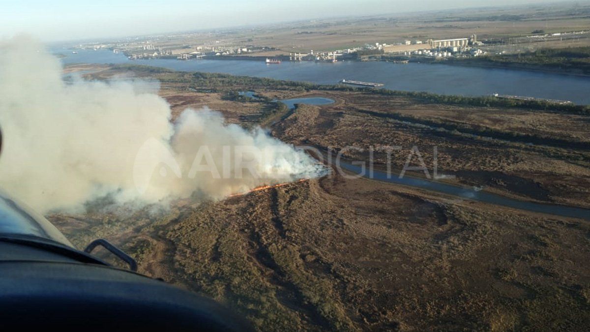 Uno de los cinco incendios que se desataron en el áreametropolitana de la ciudad este lunes.