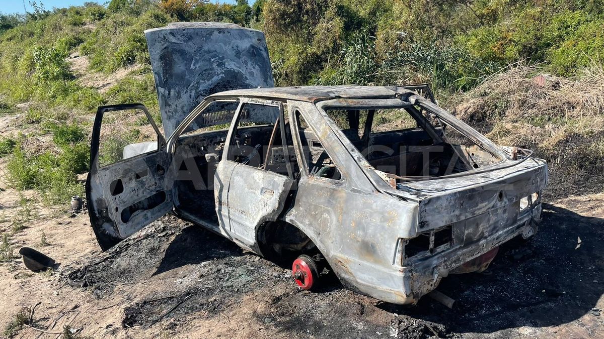 Encontraron completamente quemado y desmantelado el auto Ford Scort robado en 3 de Febrero y Doctor Zavalla.