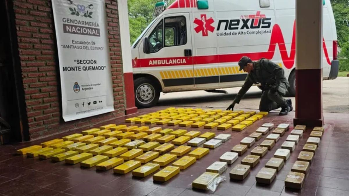 Se incautaron 129 paquetes amarillos con la marca de un delfín en Santiago del Estero.