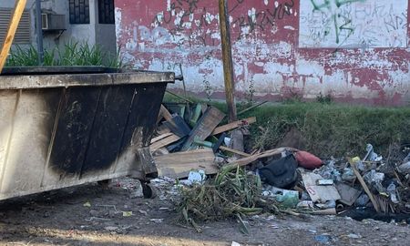En Vieytes al 3600, un basural a cielo abierto está desbordado y los vecinos piden ayuda al municipio. En Vieytes al 3600, un basural a cielo abierto está desbordado y los vecinos piden ayuda al municipio.