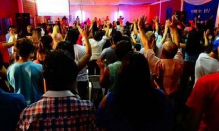 se juntaron en el templo para alabar a dios y violaron la cuarentena