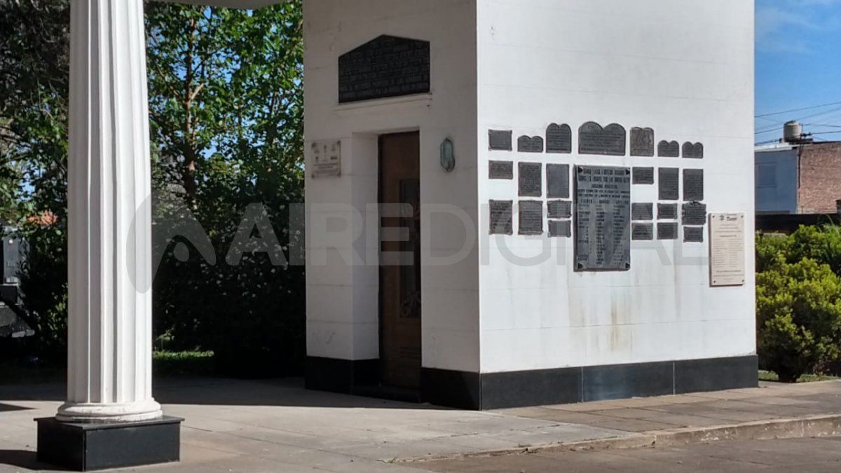 En un memorial de las victimas del holocausto fueron marcadas tres cruces esvásticas con piedras sobre la pared blanca, a los costados de una puerta de madera.