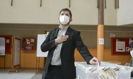 Gabriel Boric durante la votación del domingo donde se disputaba la presidencia con el derechista Kast. Gabriel Boric durante la votación del domingo donde se disputaba la presidencia con el derechista Kast.