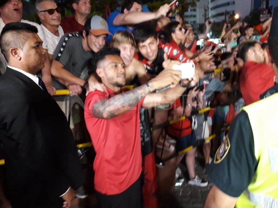 Durante el banderazo de los hinchas de Col&oacute;n en el hotel