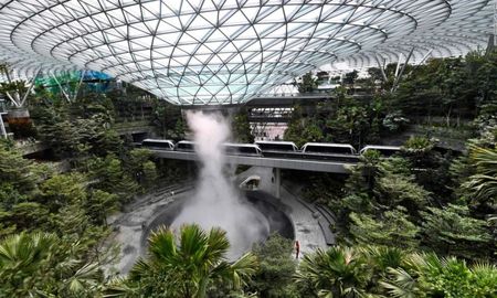 El Jewel Rain Vortex no solo es la cascada interior más alta del mundo, sino que funciona como un regulador térmico y pulmón verde para el complejo comercial anexo a las terminales.
